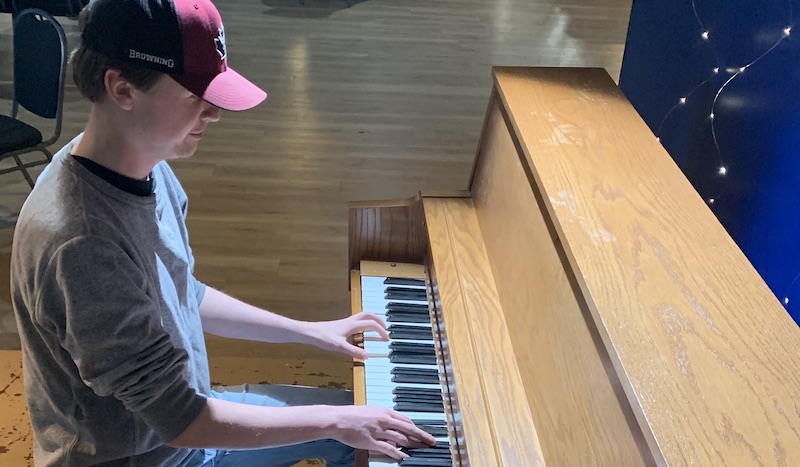 Young pianist brings a lot (and a piano) to Sessions